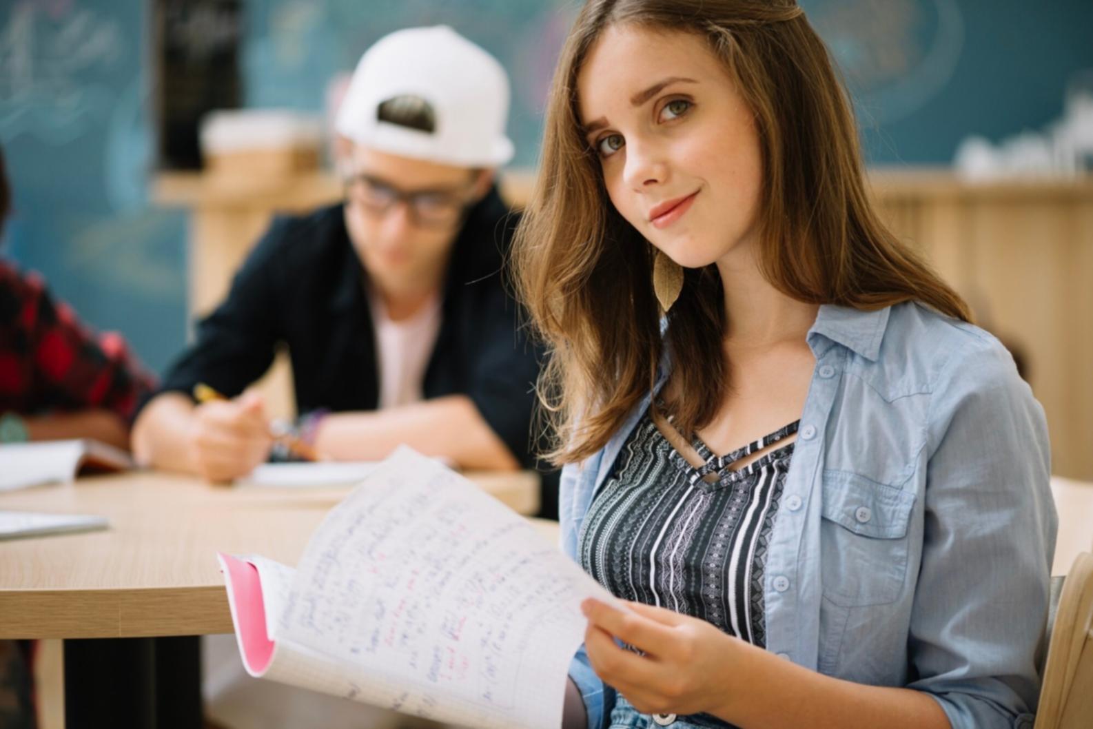 Équipe travaillant sur des prévisions budgétaires